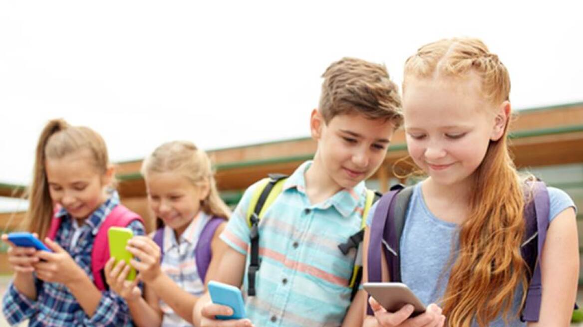 Γαλλία: Το υπουργείο Παιδείας απαγορεύει τα κινητά στα σχολεία